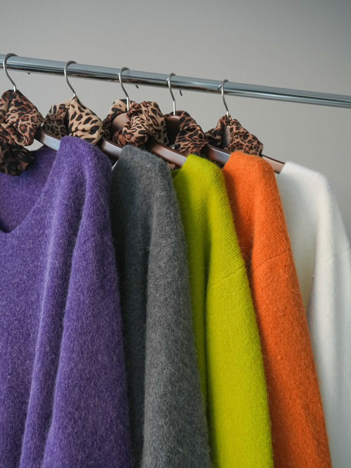 [SET]シュシュ付きアンゴラタッチVネックニットプルオーバー+アニマル柄ベルト付きウールタッチワイドパンツ(2set)