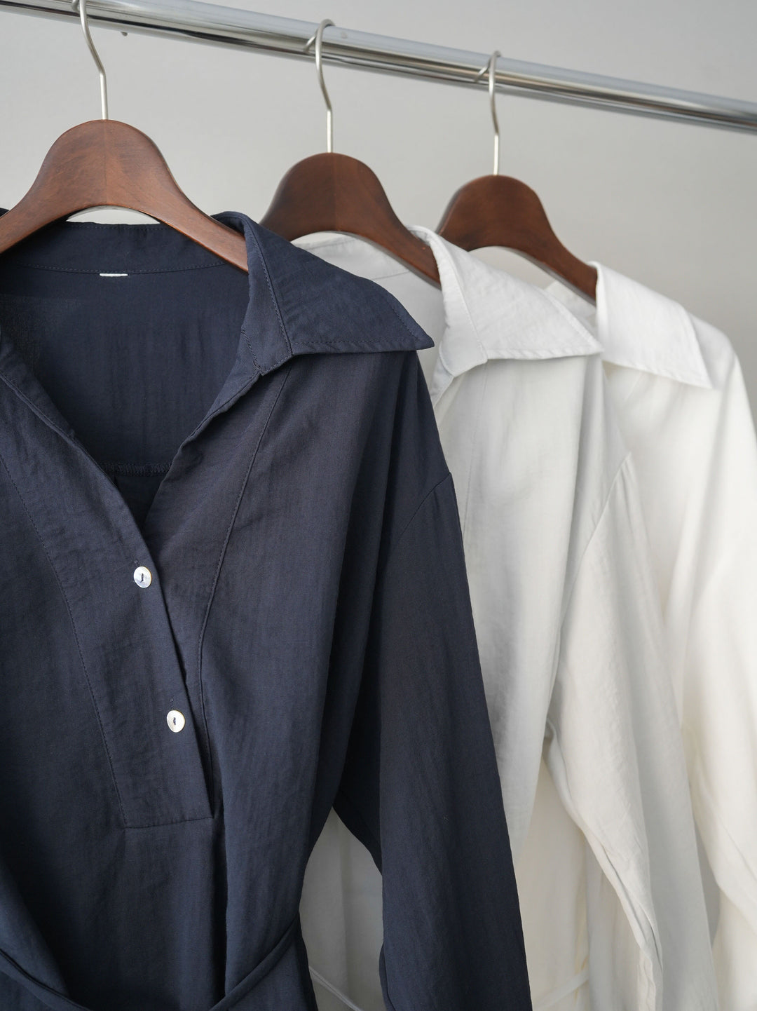 [SET]Vネック変形ラインシャツ+レーストリムキャミソール(2set)