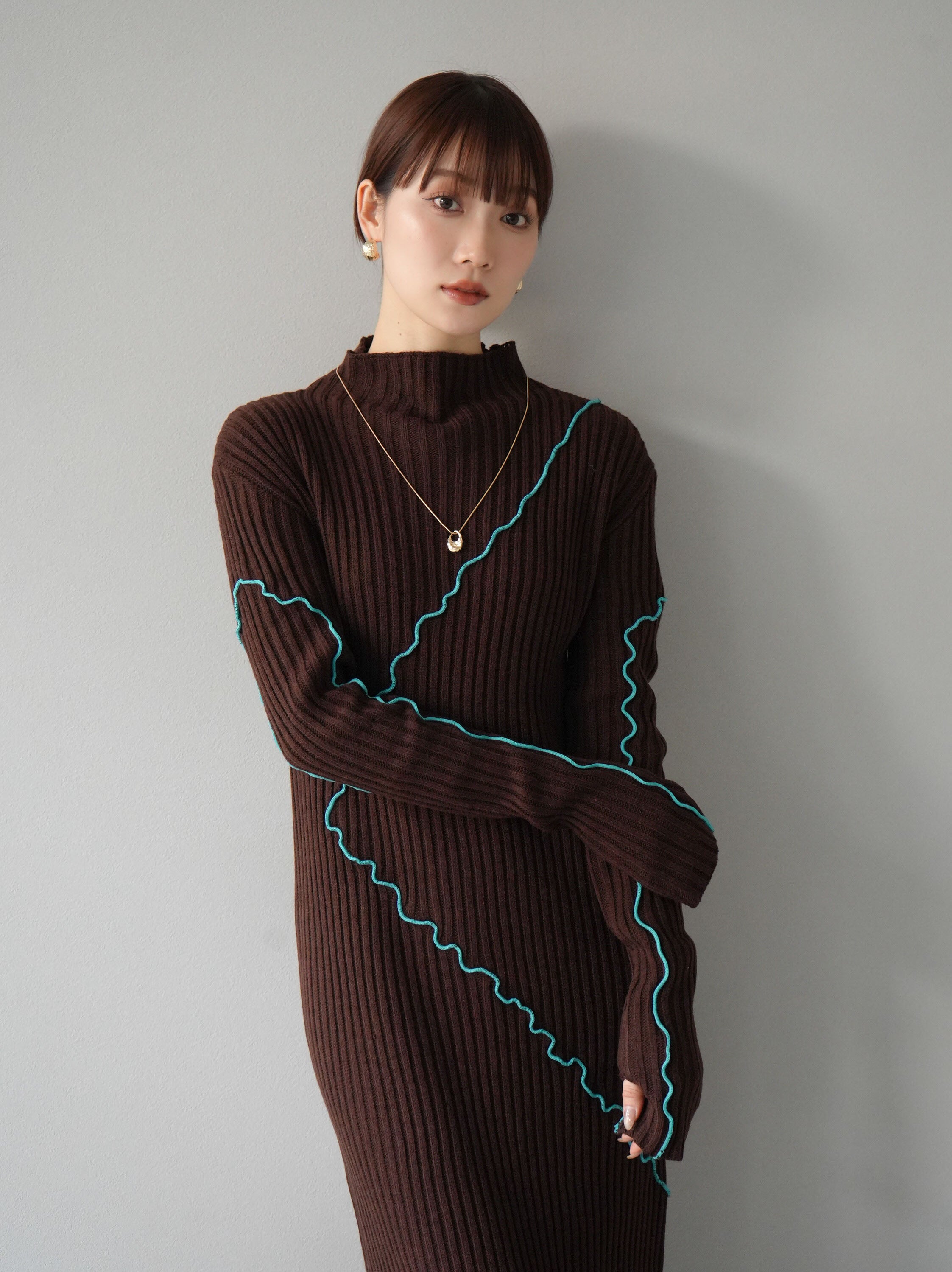 予約]配色メローニットワンピース/ブラウン – Lumier