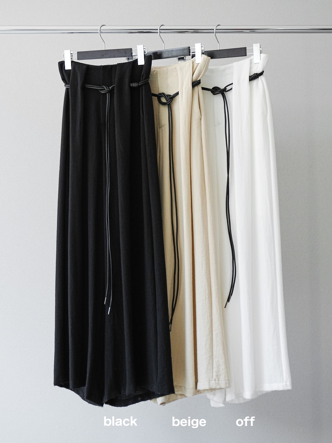 [SET] 金色扣環透視外套 + 滾邊花朵透視天鵝絨吊帶背心 + 繩紋腰帶麻感寬褲 (3 件套)