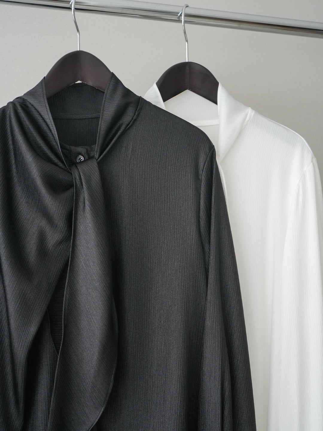 [SET]楊柳シャイニータイブラウス+ベルト付キーホルダーモチーフワイドパンツ(2set)