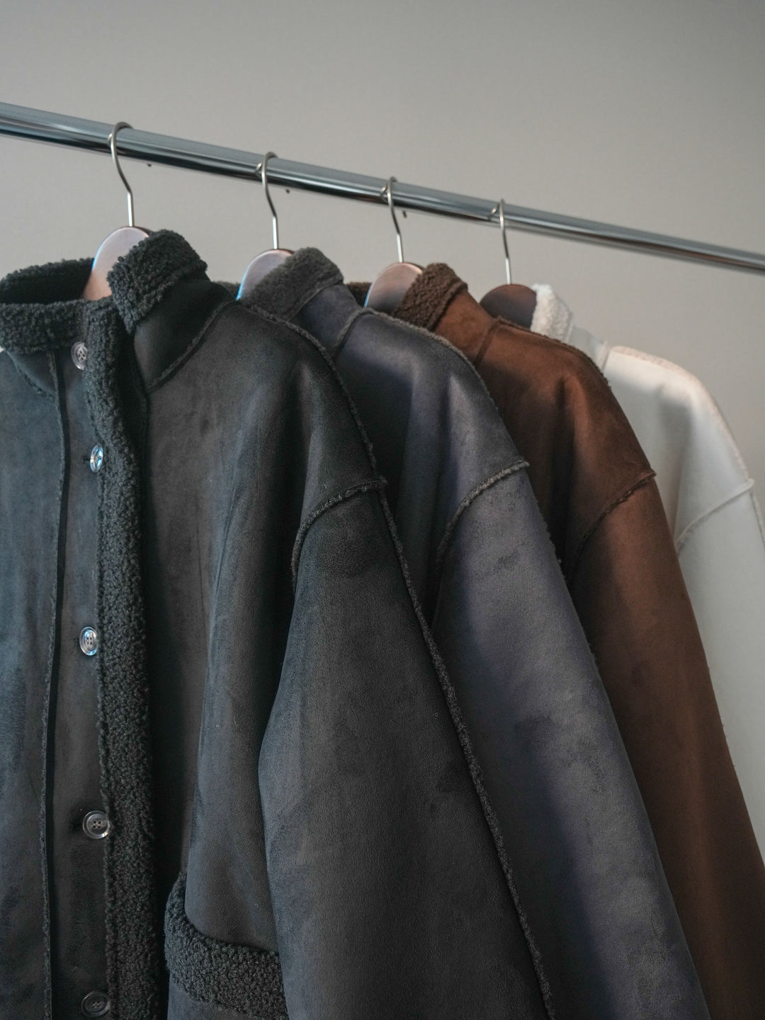 [SET]スタンドネックフェイクムートンミディアムコート+アンティークボタンニットカーディガン(2set)