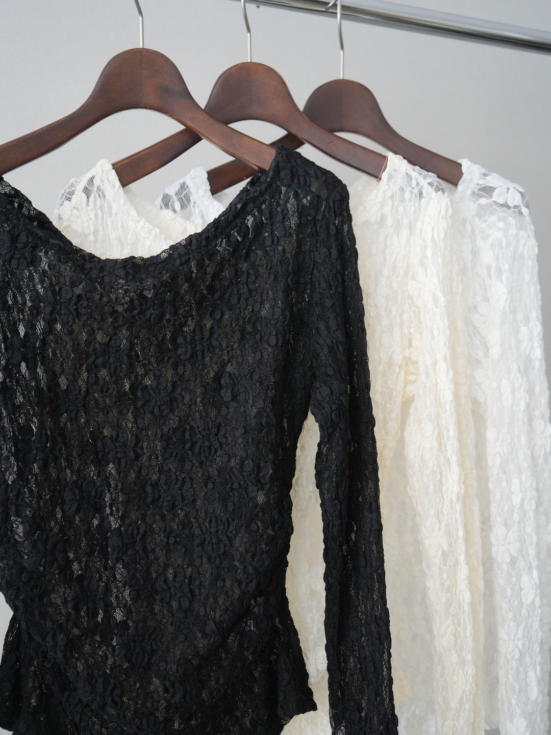 [SET]サイドギャザーレーストップス+シボ加工ハイウエストタックサロペット(2set)