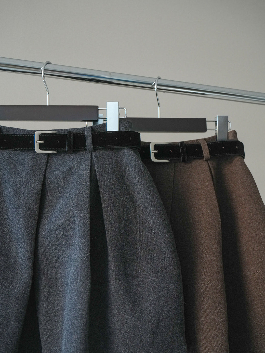 [SET]ケープ付ノーカラージャケット+ベルト付きタックミニスカート(2set)