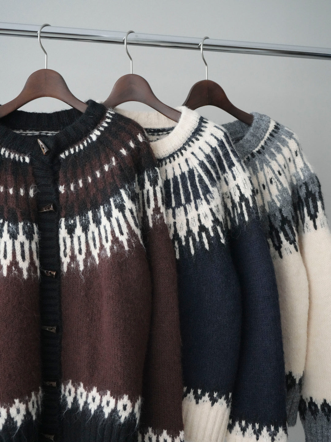 [SET]トグルボタン求心柄ニットカーディガン+ウエストベルトカーブラインスエットパンツ(2set)