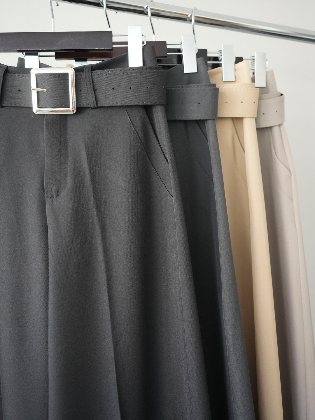 【套裝】肩部蕾絲針織開襟衫+銀色搭扣垂褶闊腿褲（兩件套）