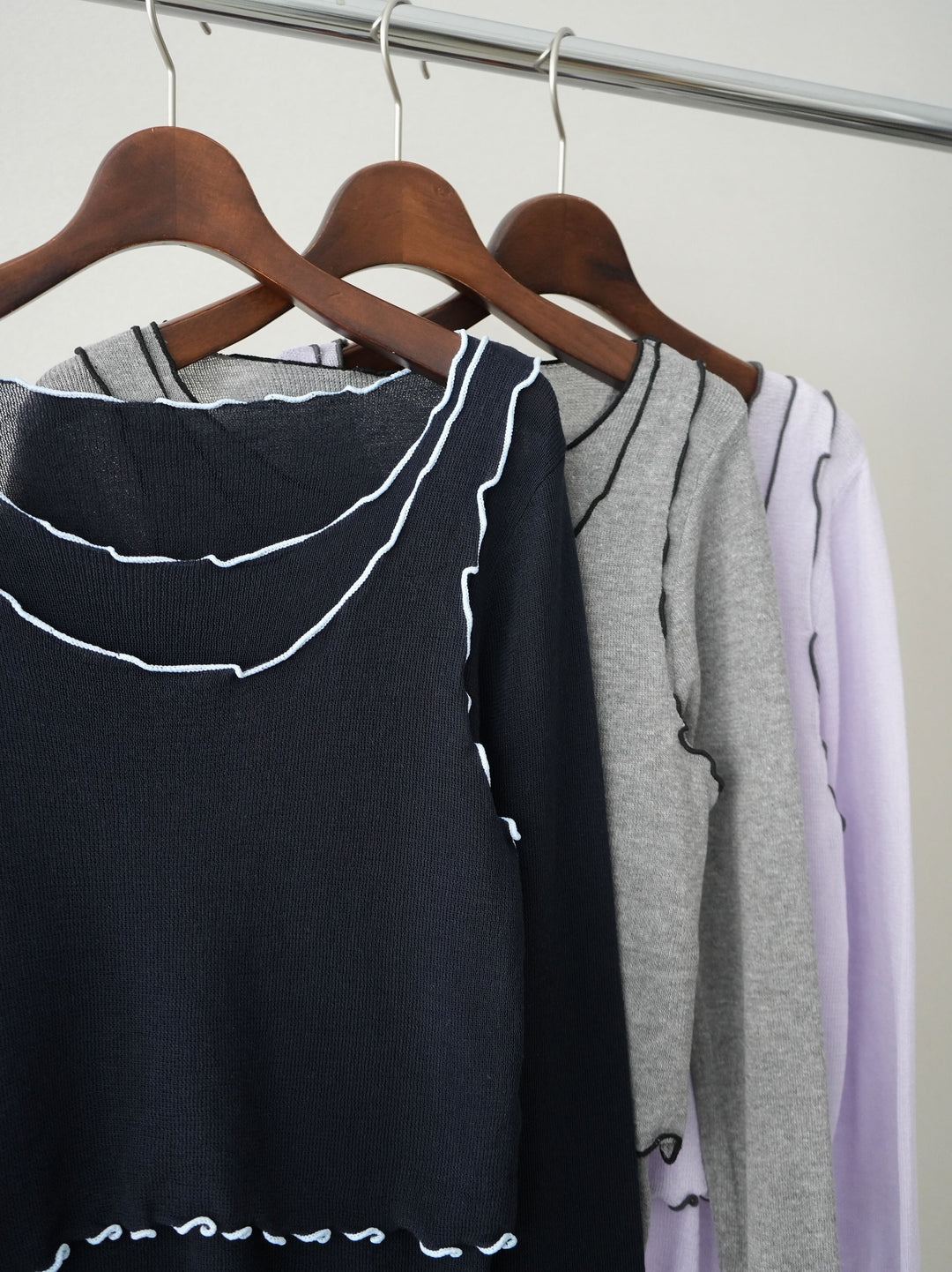 [SET]バイカラーメローアンサンブルシアーニットトップス+センターシームフレアパンツ+サテンライクアシメレーススカート(3set)