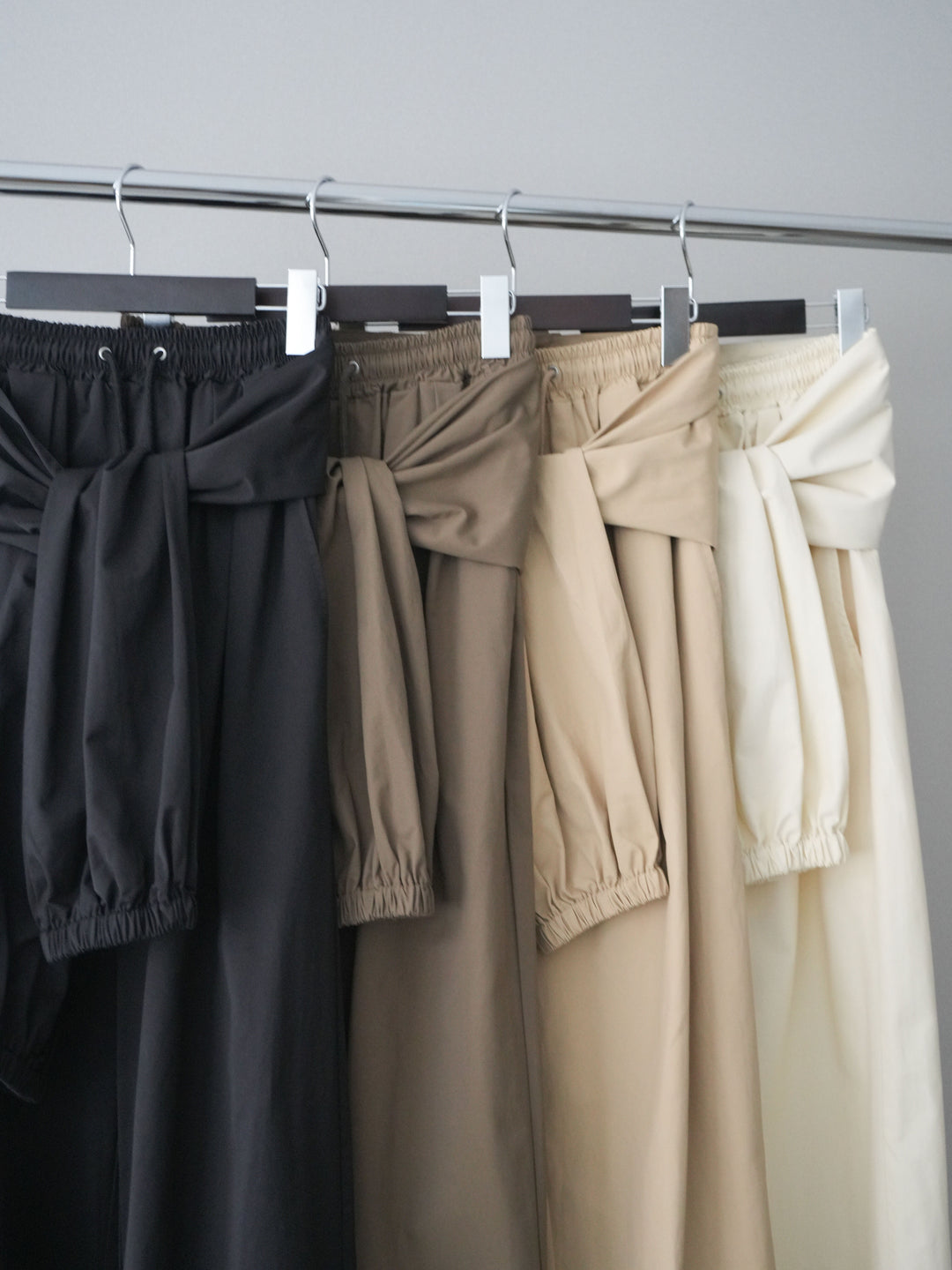 [SET]レースドッキングVネックニットトップス+ウエスト巻きデザインドロストコットンナイロンパンツ(2set)