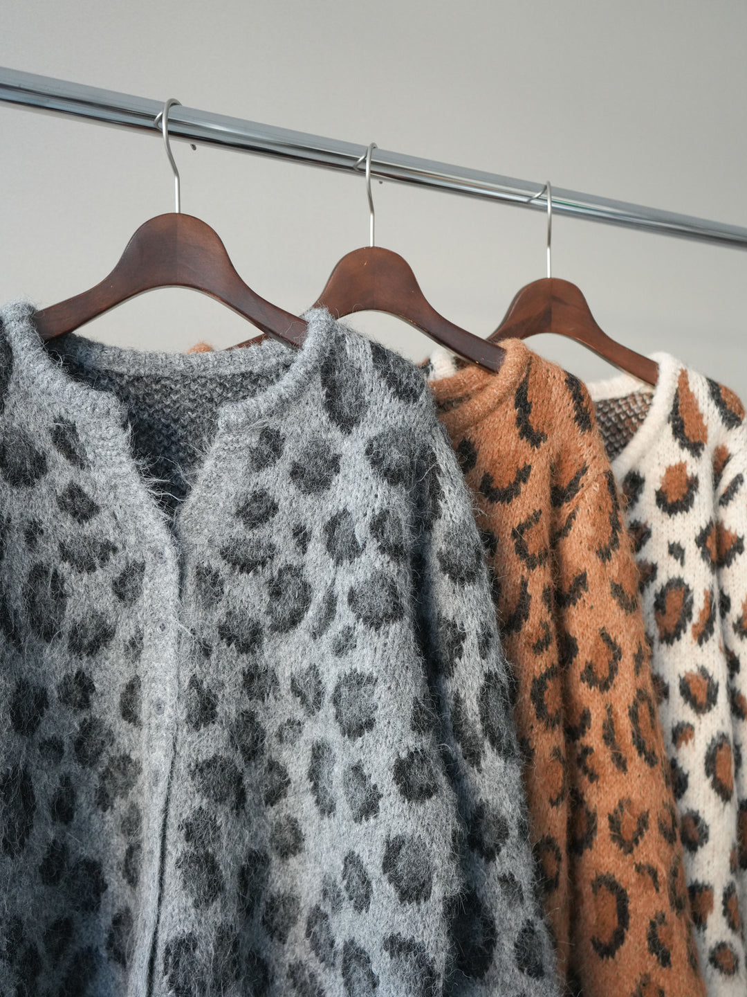 [SET]モヘアタッチレオパード柄ニットカーディガン+モチーフベルト付スエードタックワイドパンツ(2set)