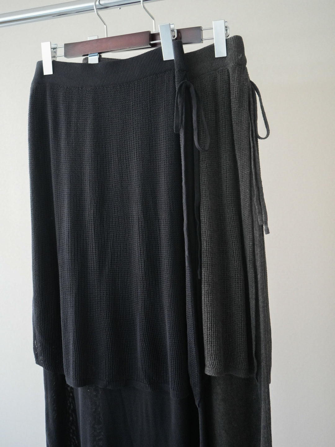 [SET]ボックスシルエットロゴTEE+レイヤードラップニットスカート(2set)