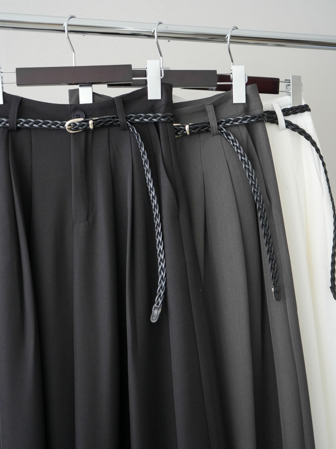 [SET]フリルネックギャザーブラウス+編み込みベルト付タックワイドパンツ(2set)