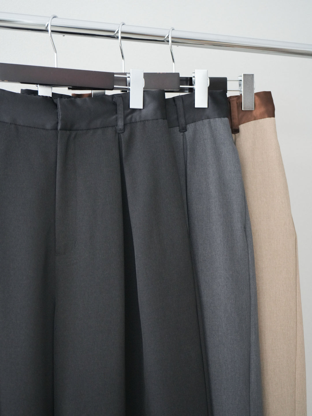 [SET]ゴールドボタンノーカラーニットジャケット+サテンベルトタックワイドパンツ(2set)