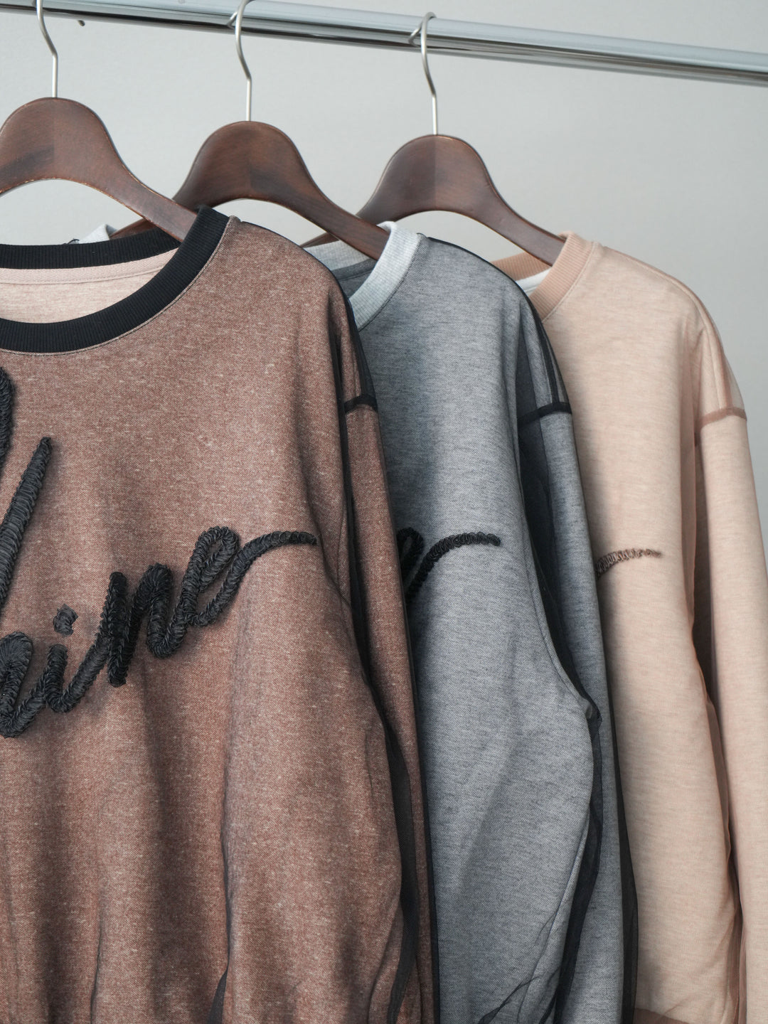 [SET]チュールレイヤードロゴスエットプルオーバー+サテンプリーツマキシスカート(2set)