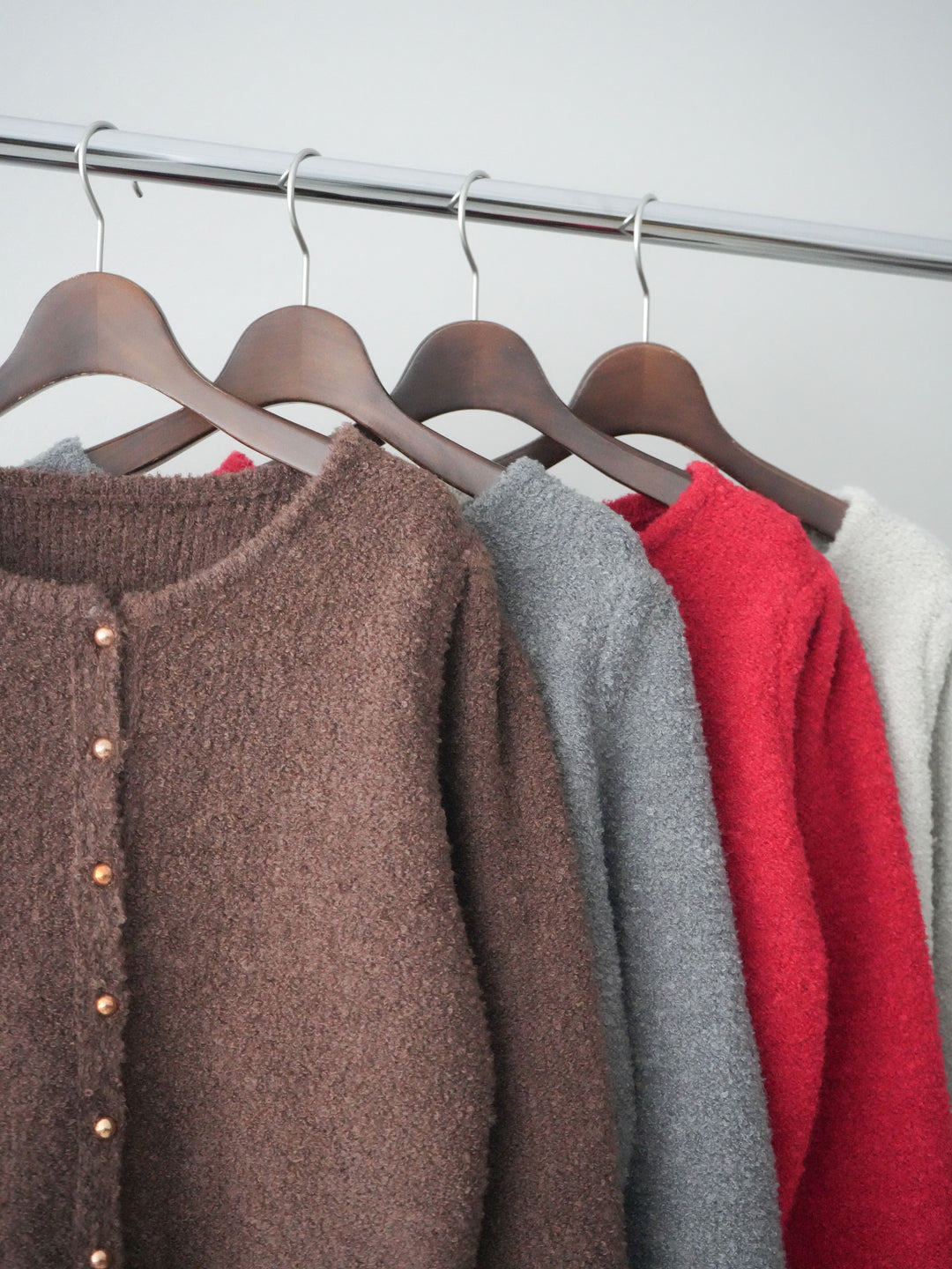 [SET]ゴールドボタンブークレニットカーディガン+総レースボリュームスリーブシャツ(2set)