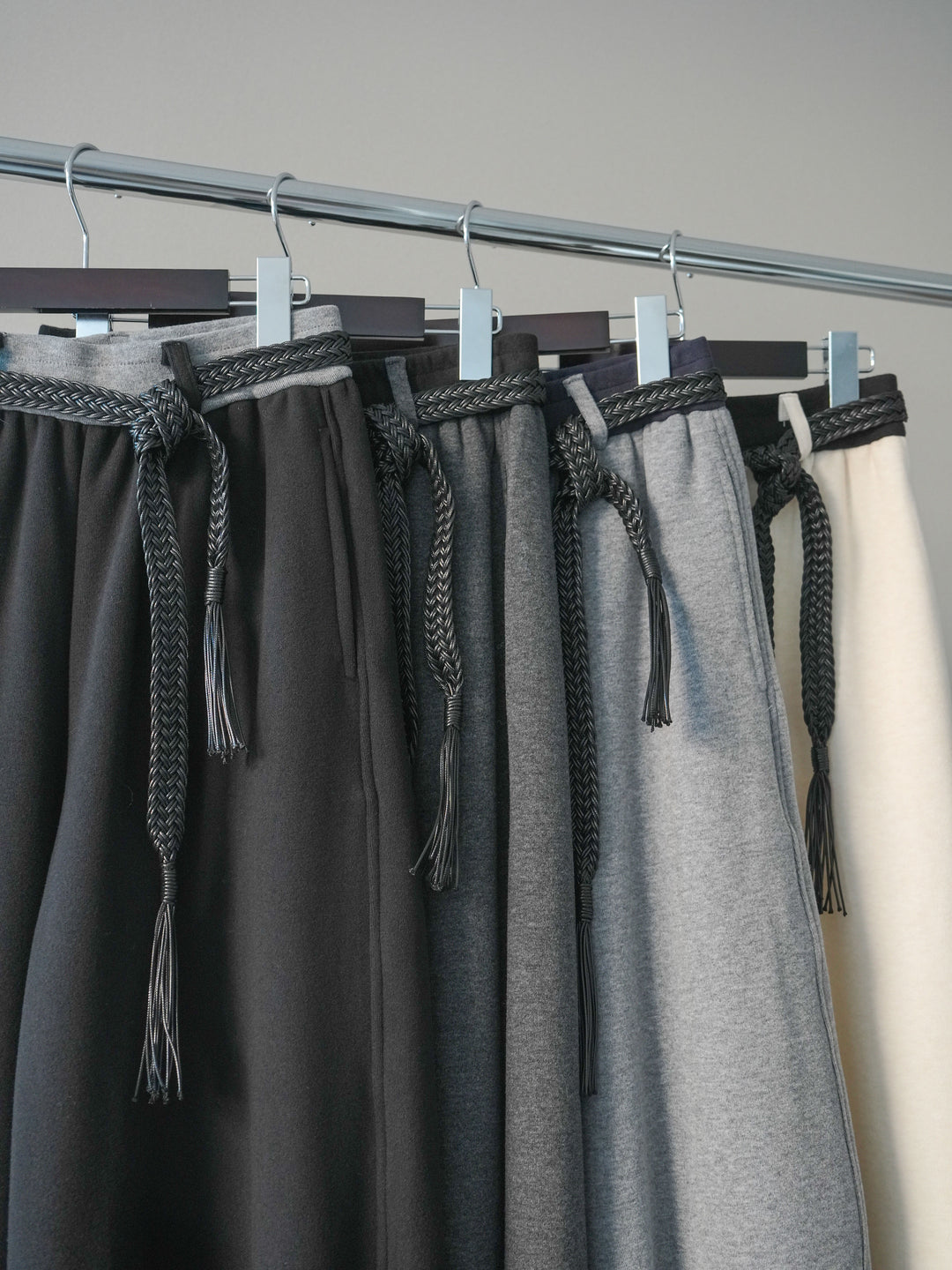 [SET]三角ステッチニットカーディガン+編み込みベルト付きウエスト配色スエットパンツ(2set)