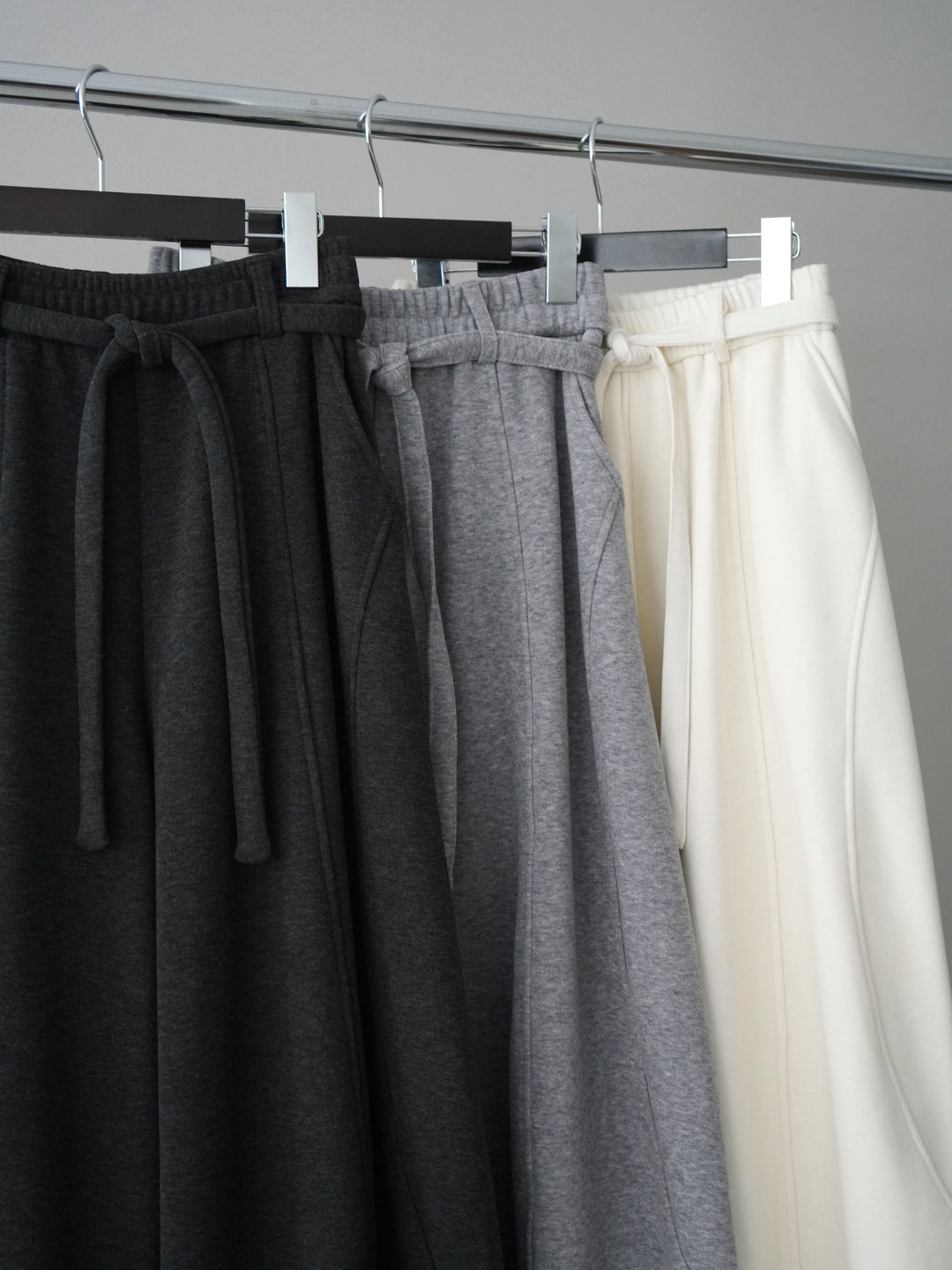 [SET]トグルボタン求心柄ニットカーディガン+ウエストベルトカーブラインスエットパンツ(2set)