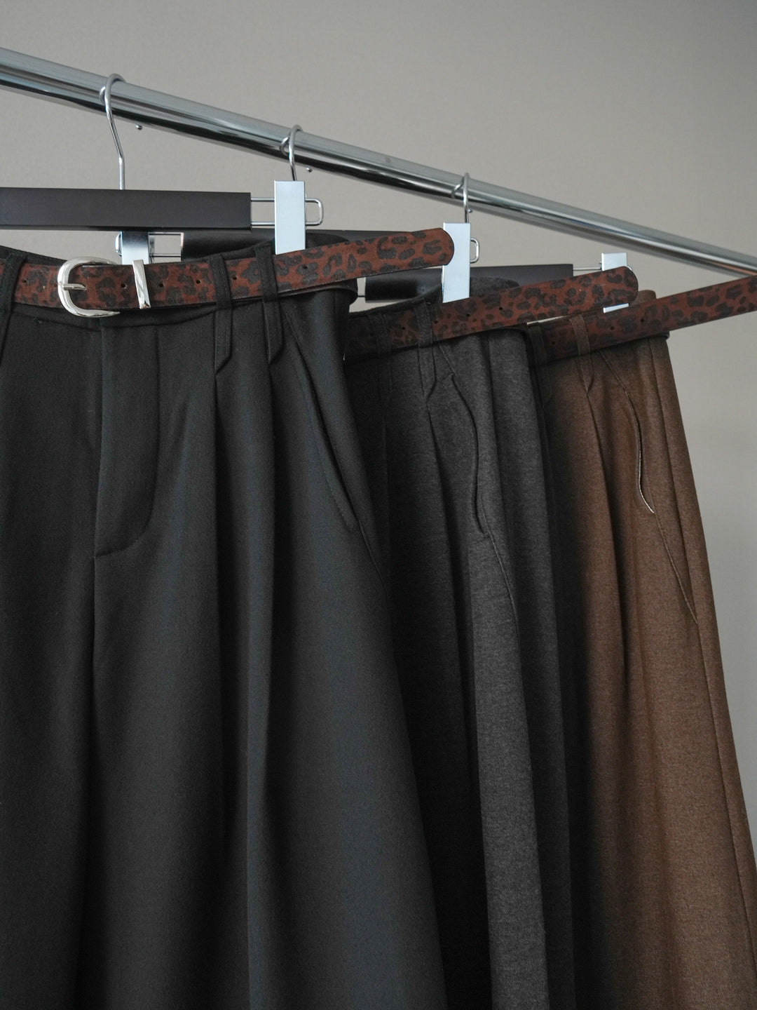 [SET]スタンドネックフェイクムートンミディアムコート+アニマル柄ベルト付きウールタッチワイドパンツ(2set)