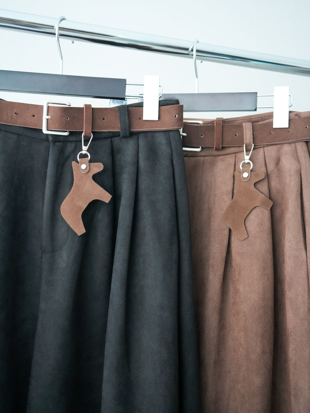 [SET]モチーフベルト付スエードタックワイドパンツ+モチーフベルト付スエードタックワイドパンツ(2set)