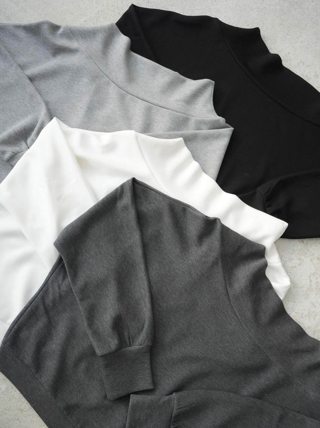 [SET]アシンメトリーオフショルポンチプルオーバー+レーストリムキャミソール(2set)