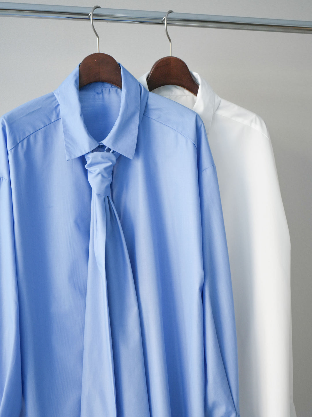 [SET]カレッジロゴ刺繍BIGスウェットプルオーバー+ボウタイ付オーバーシャツ(2set)