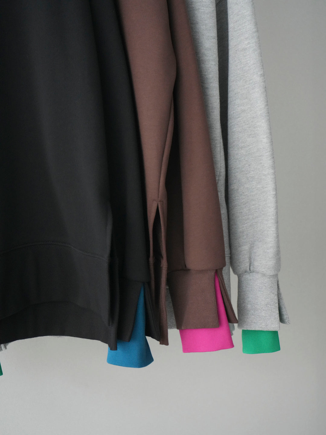 [SET]配色レイヤードデザインスエットプルオーバー+アシンメトリーサテンレースキャミソール(2set)