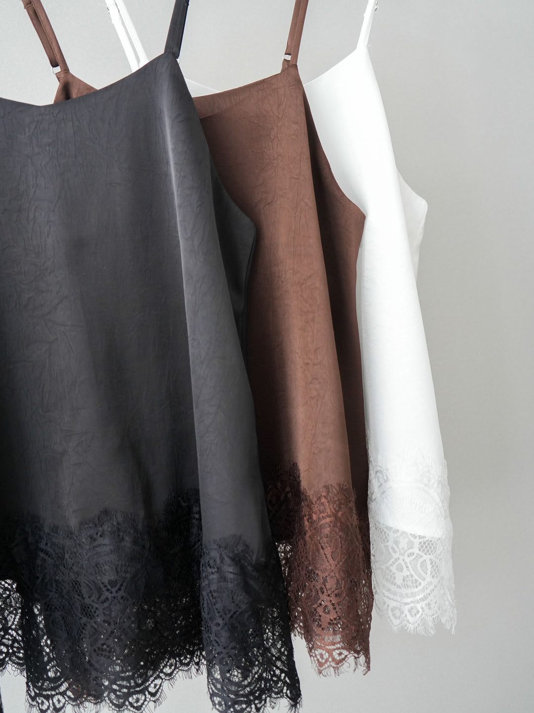 [SET]アシンメトリーオフショルポンチプルオーバー+レーストリムキャミソール+イージーポンチワイドパンツ(3set)