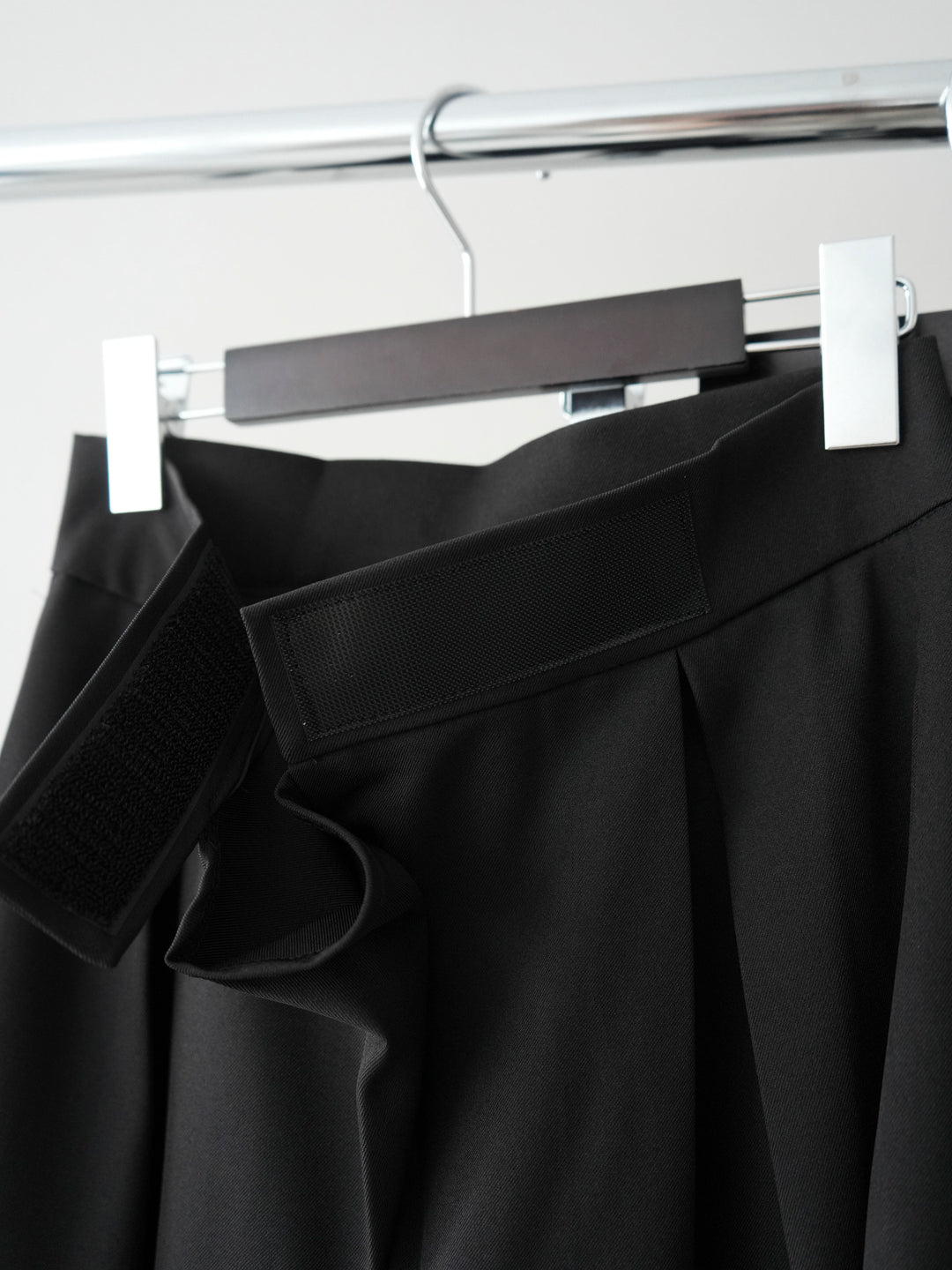 [SET]ツイストネックラメネップヤーンニットプルオーバー+テープベルトタックバギーパンツ(2set)