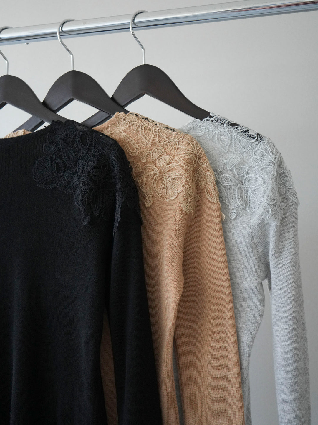 【套裝】肩部蕾絲針織開襟衫+銀色搭扣垂褶闊腿褲（兩件套）