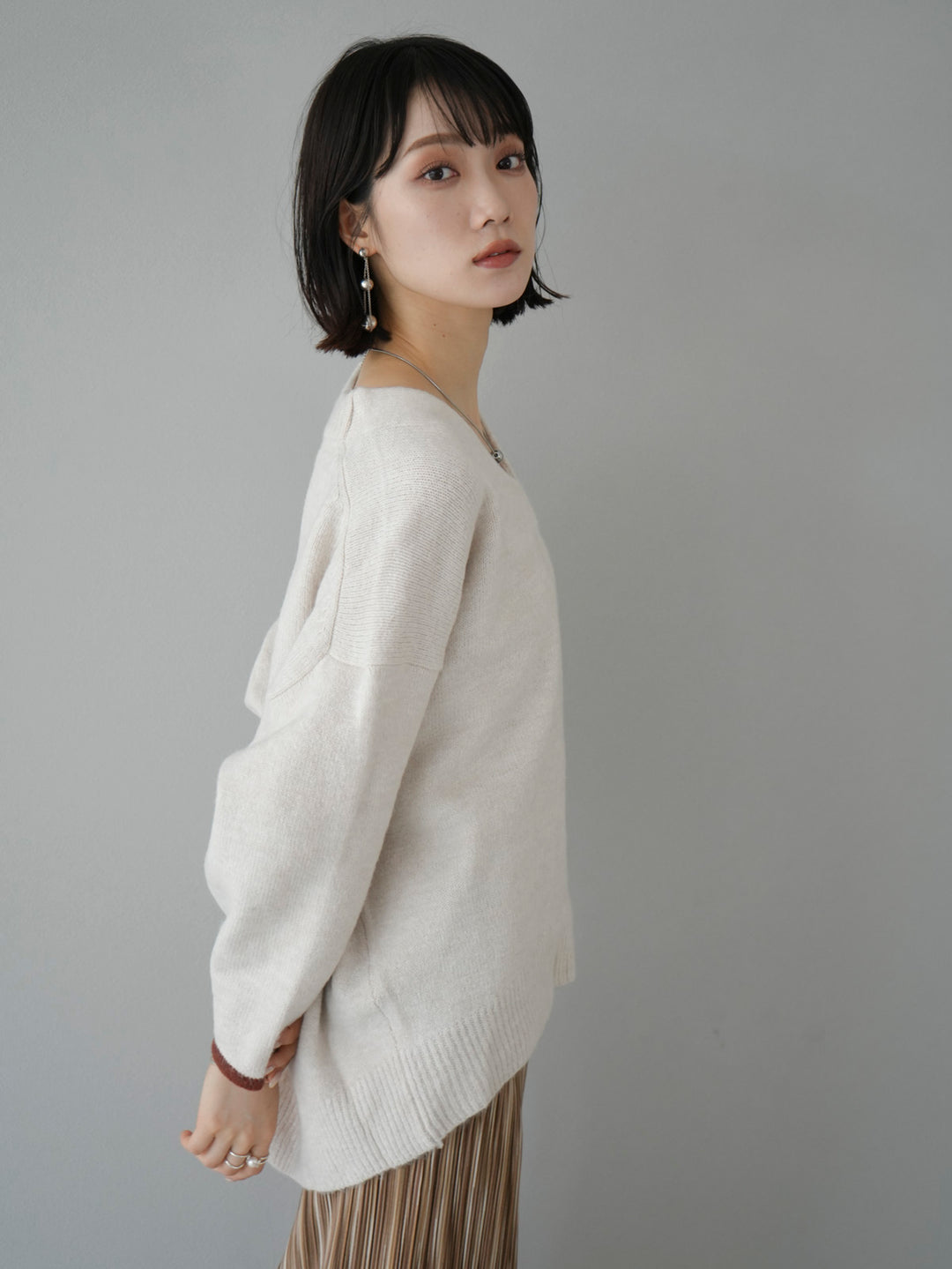 [Pre-order] V-neck color-coordinated knit pullover/oatmeal