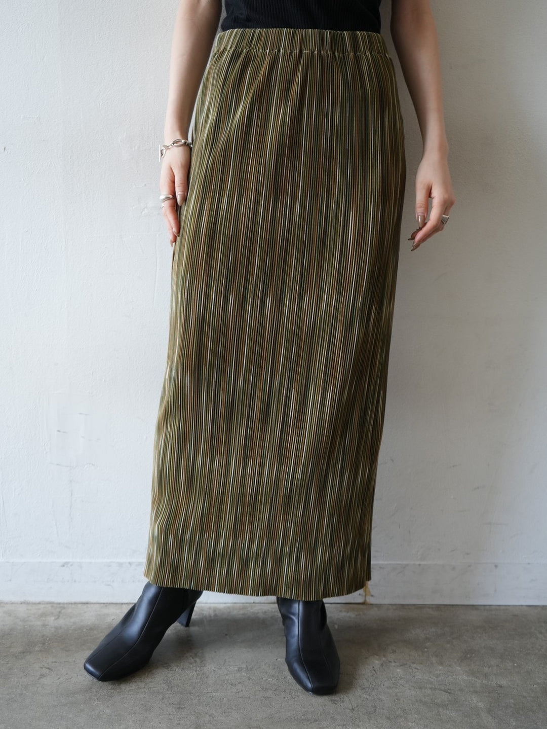 [Buy one, get one free!] Get two multi-colored I-line pleated skirts for just ¥6,930! 