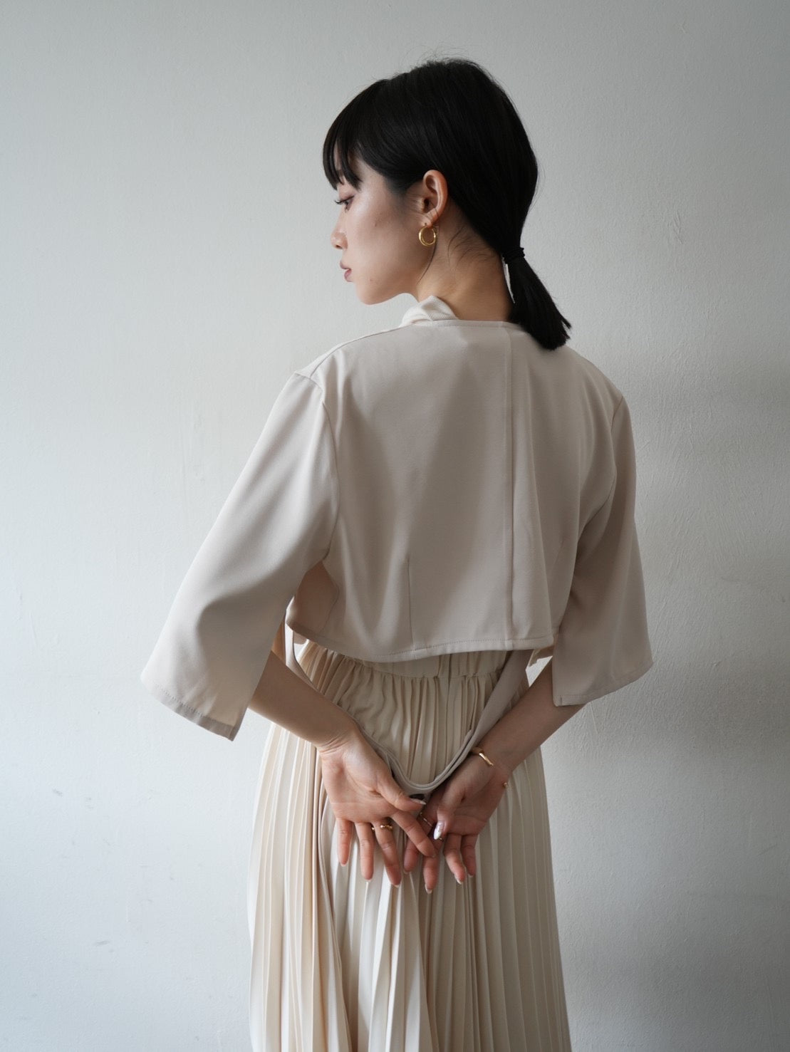 YUKKO COLLABORATION　DRAPE NECK PLEATS DRESS/BEIGE