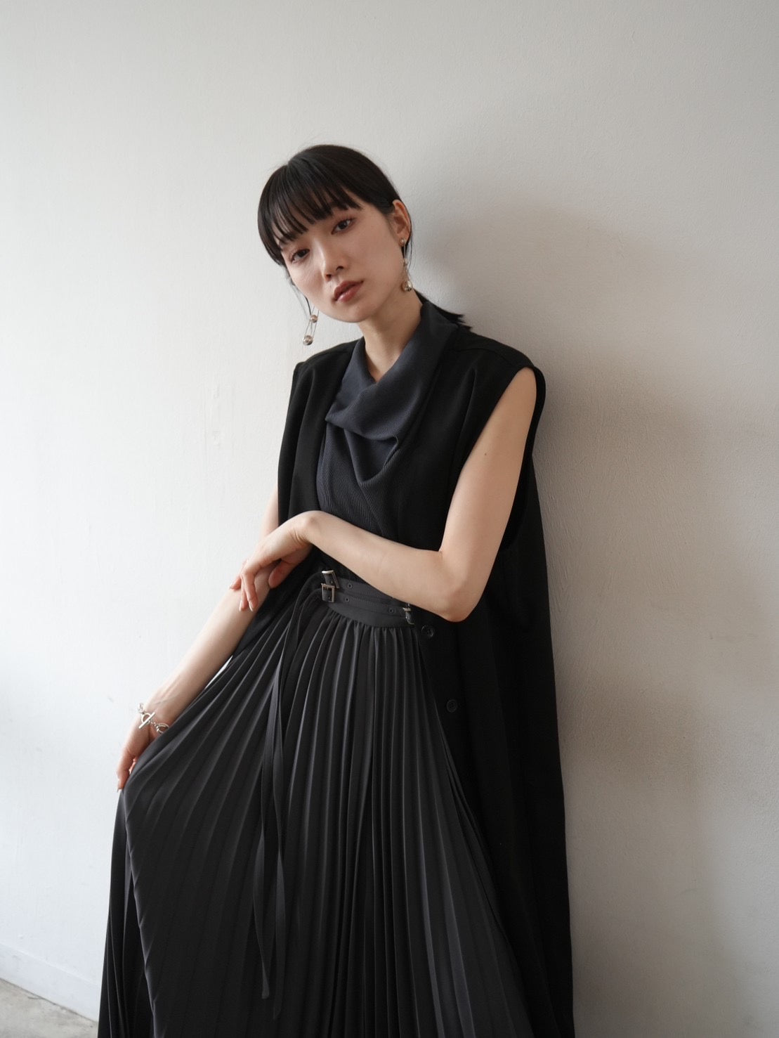 YUKKO COLLABORATION DRAPE NECK PLEATS | www.darquer.fr