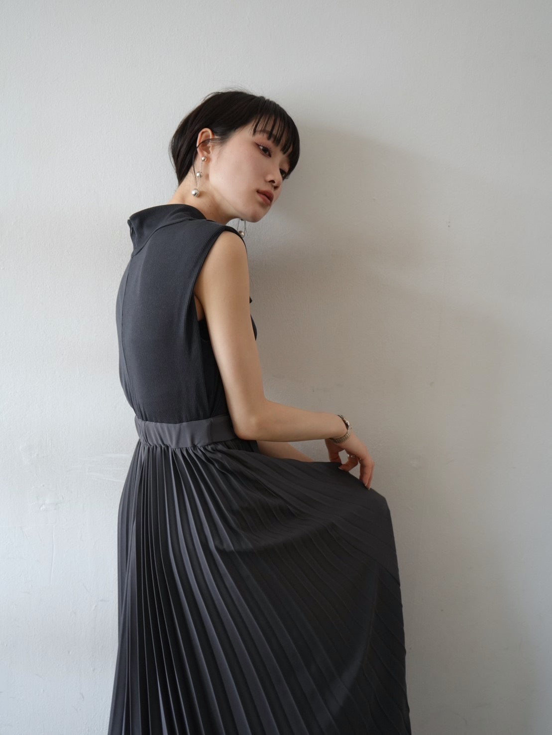 YUKKO COLLABORATION DRAPE NECK PLEATS DRESS/CHARCOAL – Lumier