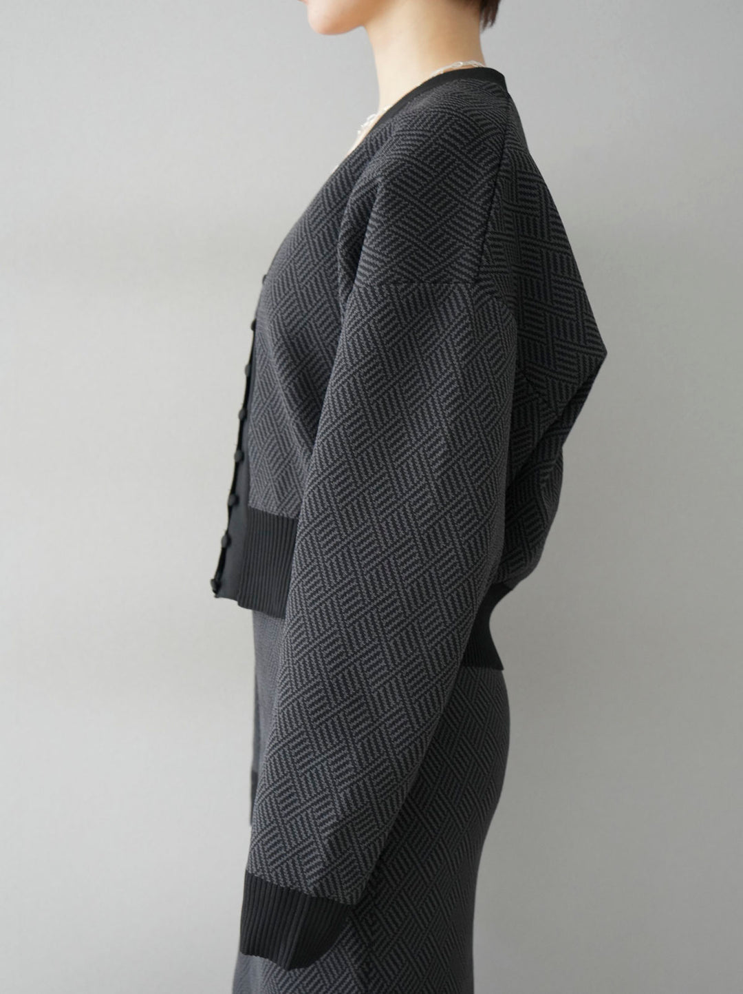 [Pre-order] Geometric pattern polyester knit cardigan/Black