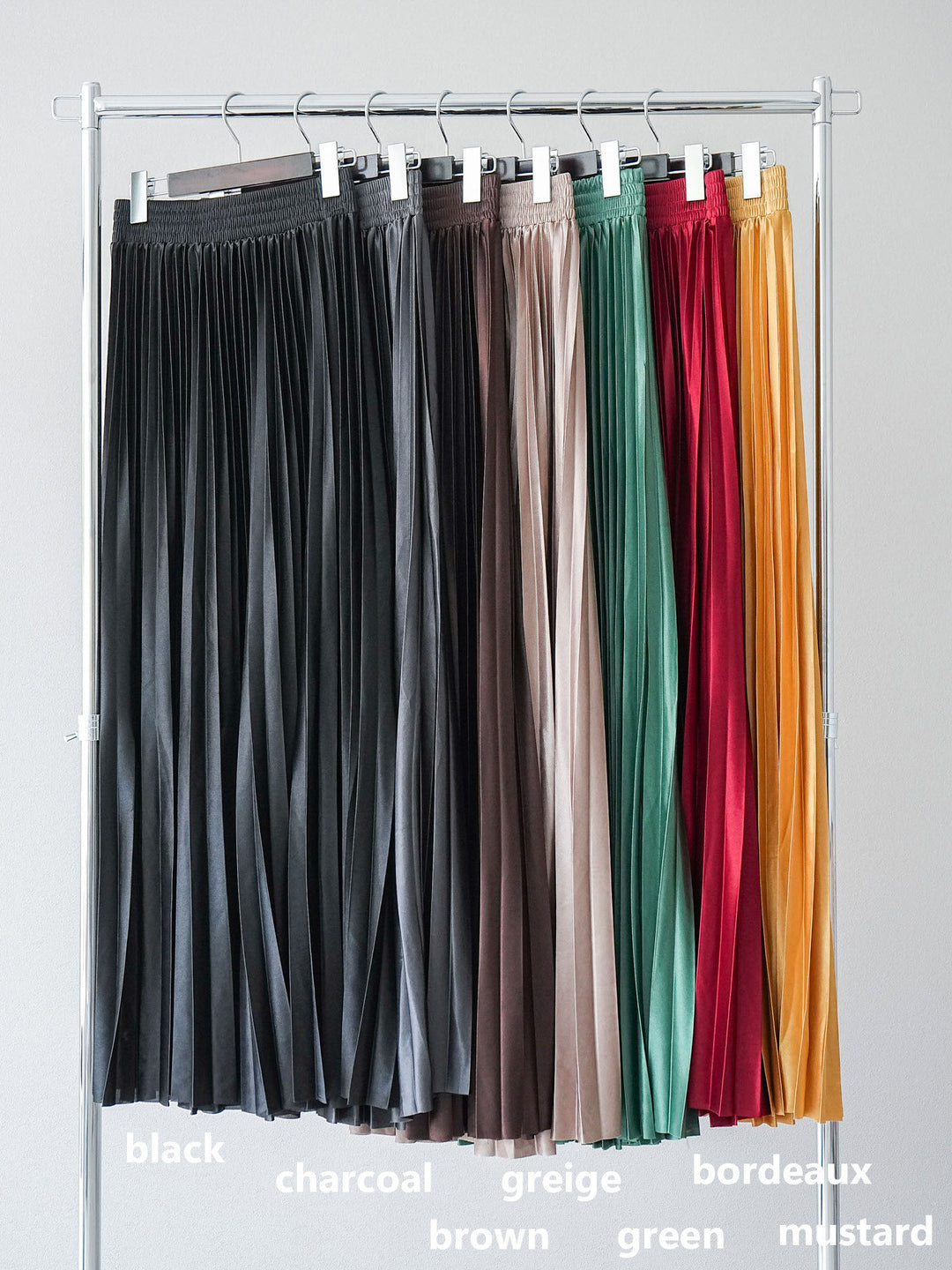 [SET]チュールレイヤードロゴスエットプルオーバー+サテンプリーツマキシスカート(2set)