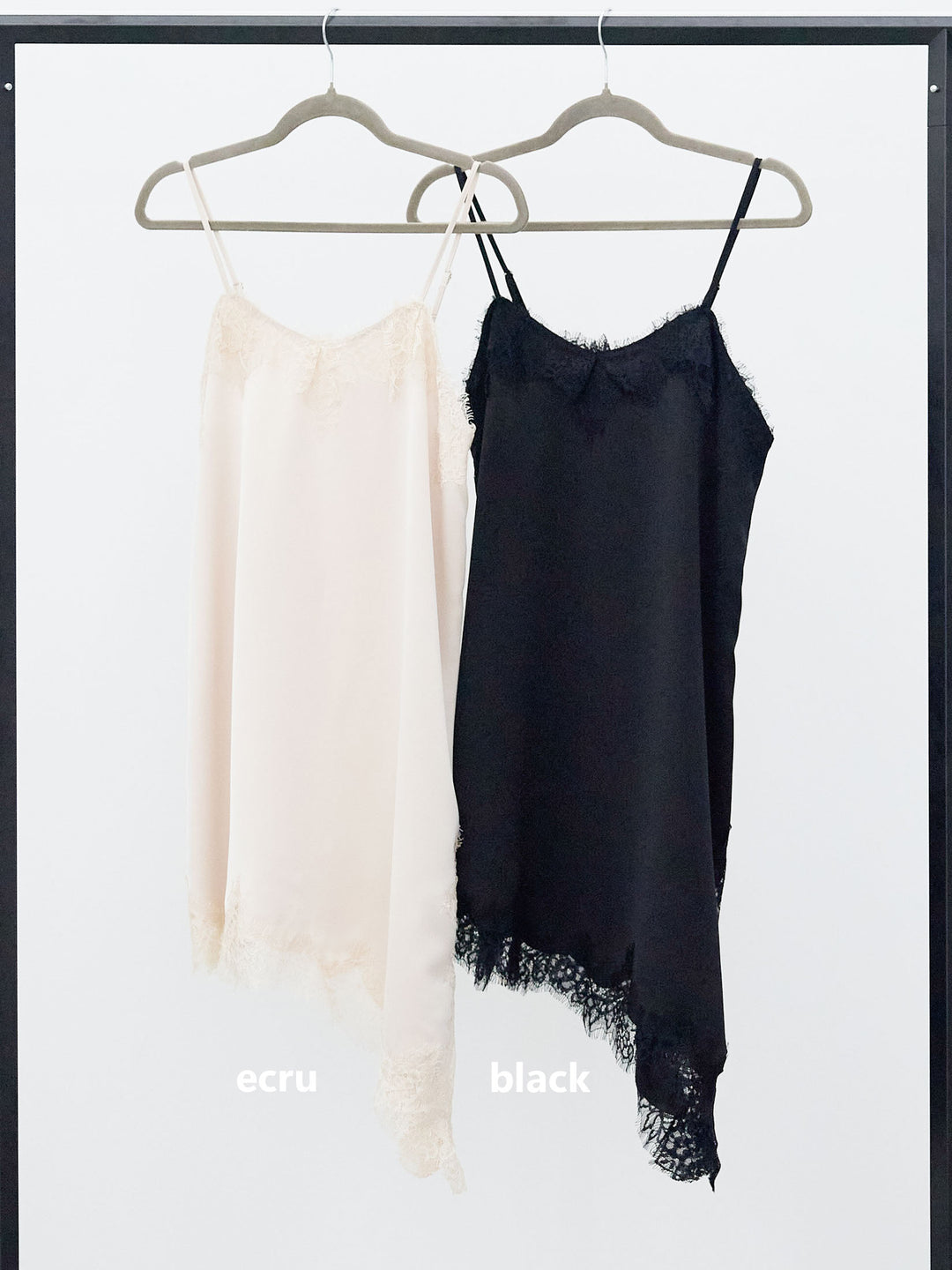 【Allure】[SET]スカーフ付ステンカラーミディアムコート+モヘアタッチ透かし編みボートネックニットプルオーバー+アシンメトリーサテンレースキャミソール(3set)