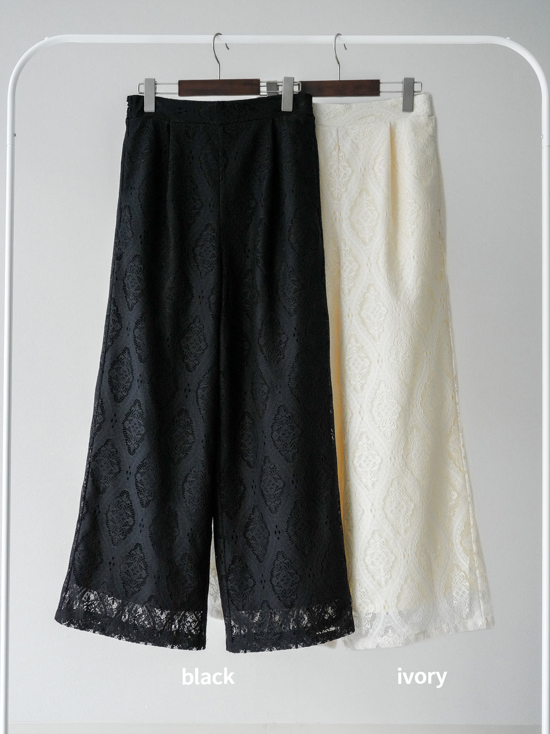 [SET] 緞面滾邊蕾絲無袖上衣 + 蕾絲疊穿休閒褲 (2件套)