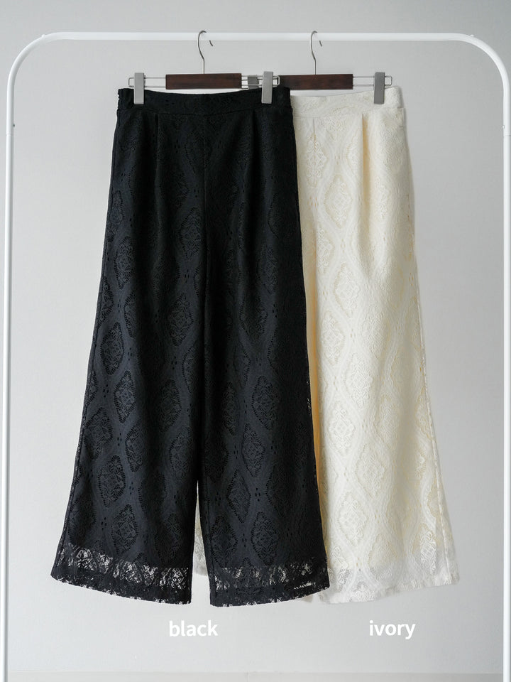 [SET] 緞面滾邊蕾絲無袖上衣 + 蕾絲疊穿休閒褲 (2件套)