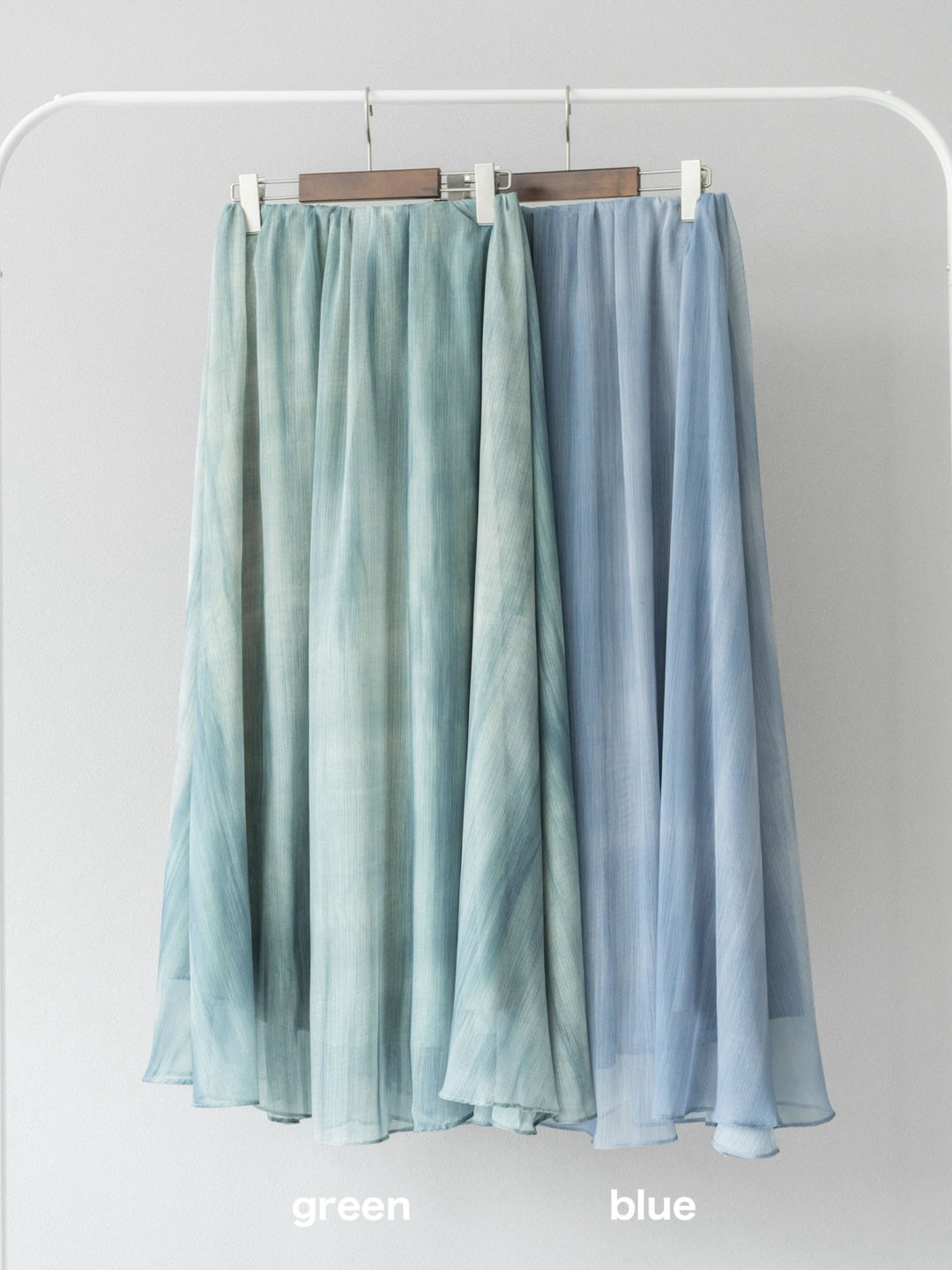 [SET] 緞面滾邊蕾絲無袖上衣 + nuance 透視喇叭裙 (2 套)