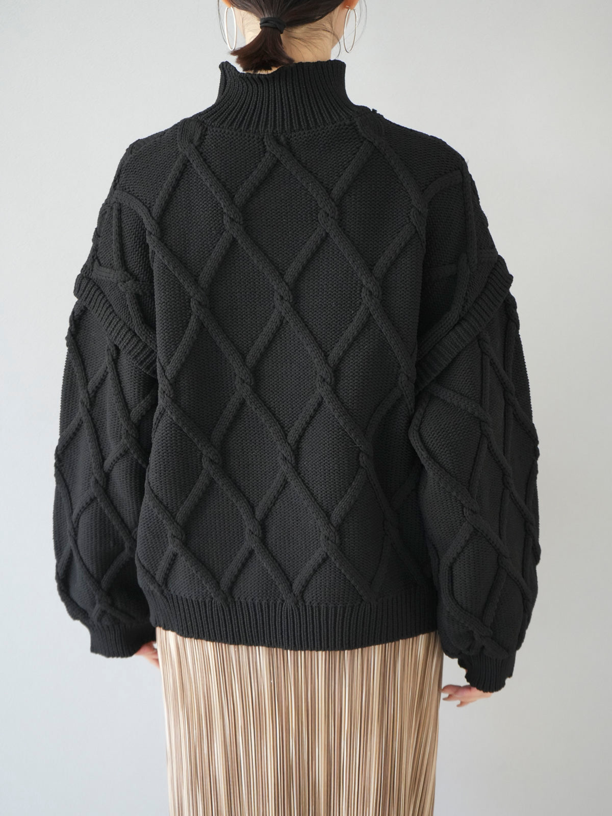 予約]ケーブルポリエステルハイネックニットプルオーバー/ブラック
