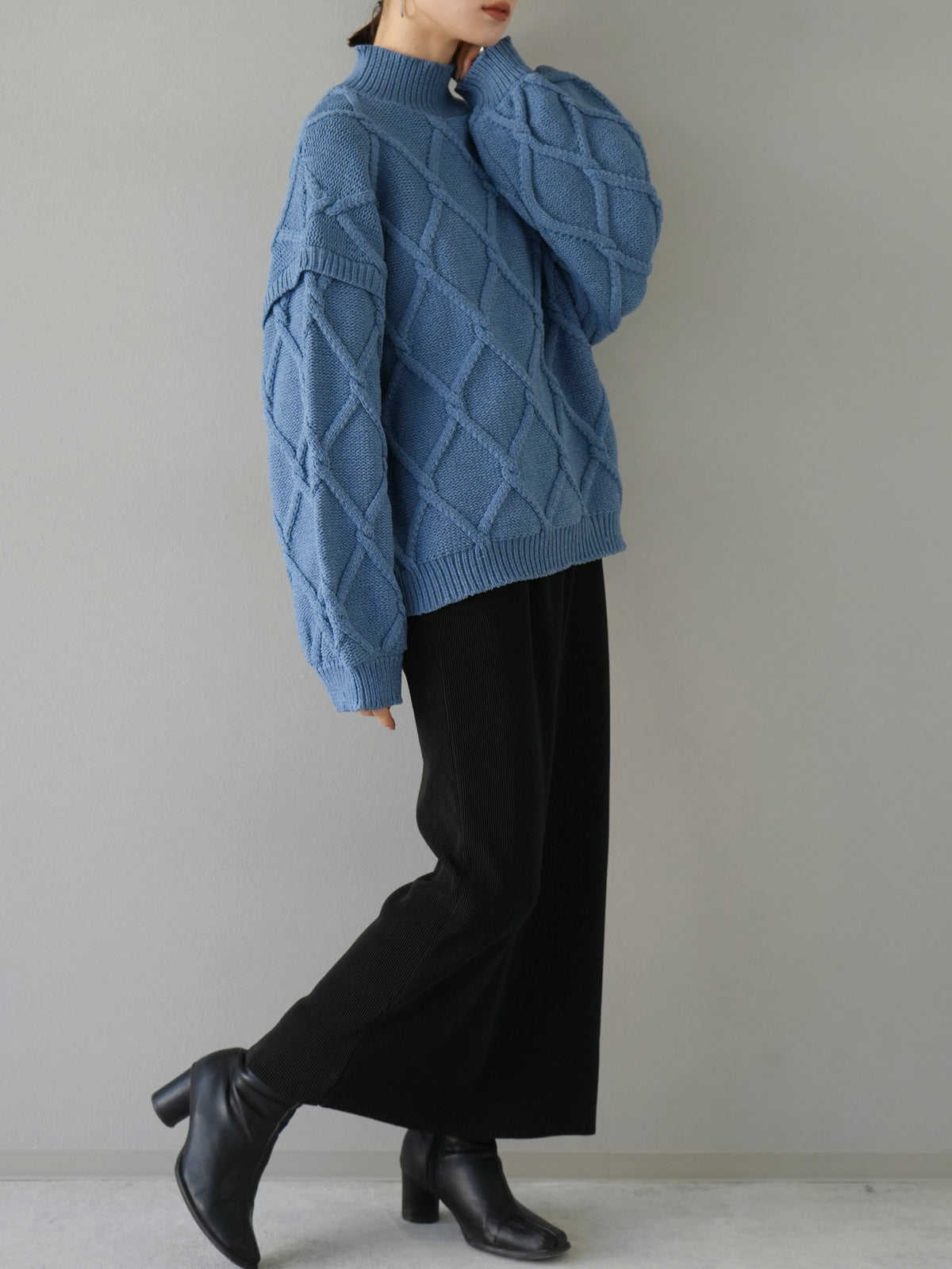 予約]ケーブルポリエステルハイネックニットプルオーバー/ブルー – Lumier