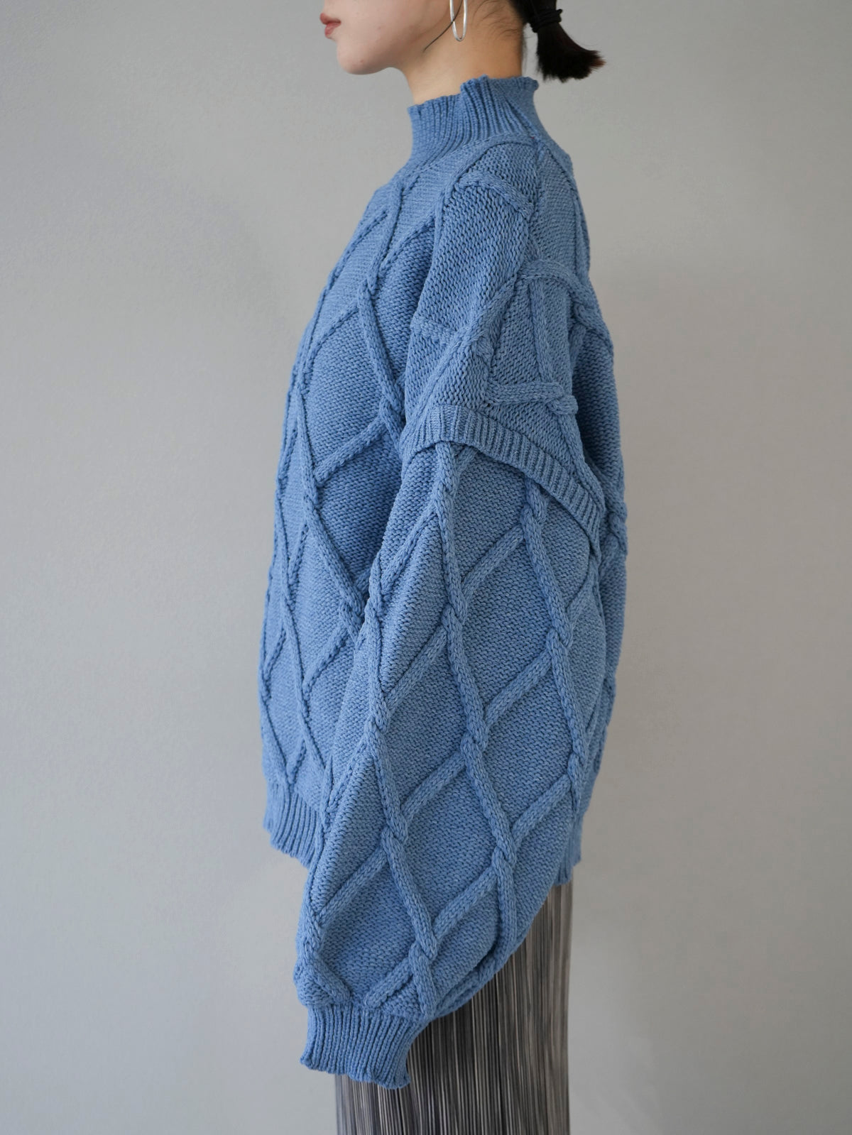 予約]ケーブルポリエステルハイネックニットプルオーバー/ブルー – Lumier