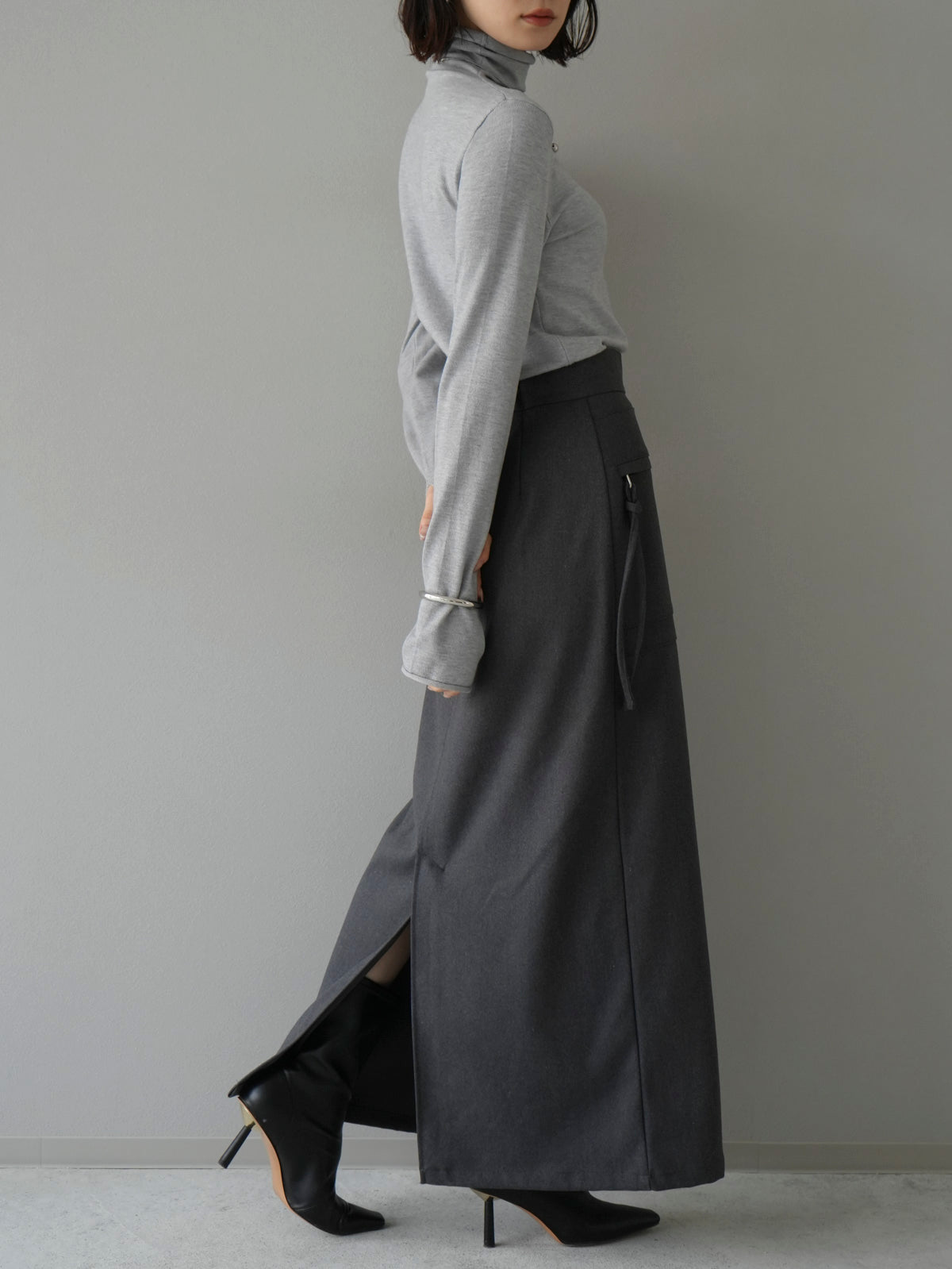 予約]フィンガーホールタートルニットトップス/グレー – Lumier