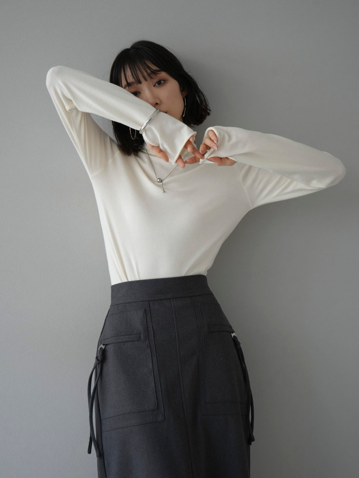 予約]フィンガーホールタートルニットトップス/アイボリー – Lumier