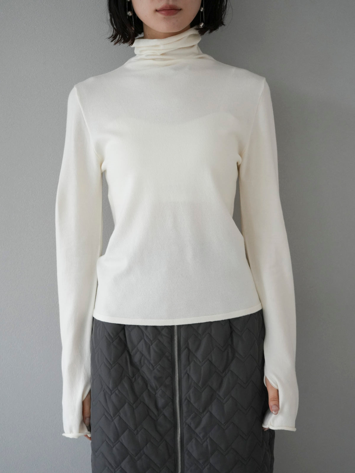 予約]フィンガーホールタートルニットトップス/アイボリー – Lumier