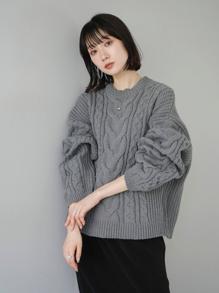 予約]ミックスケーブルポリエステルニットプルオーバー/グレー – Lumier