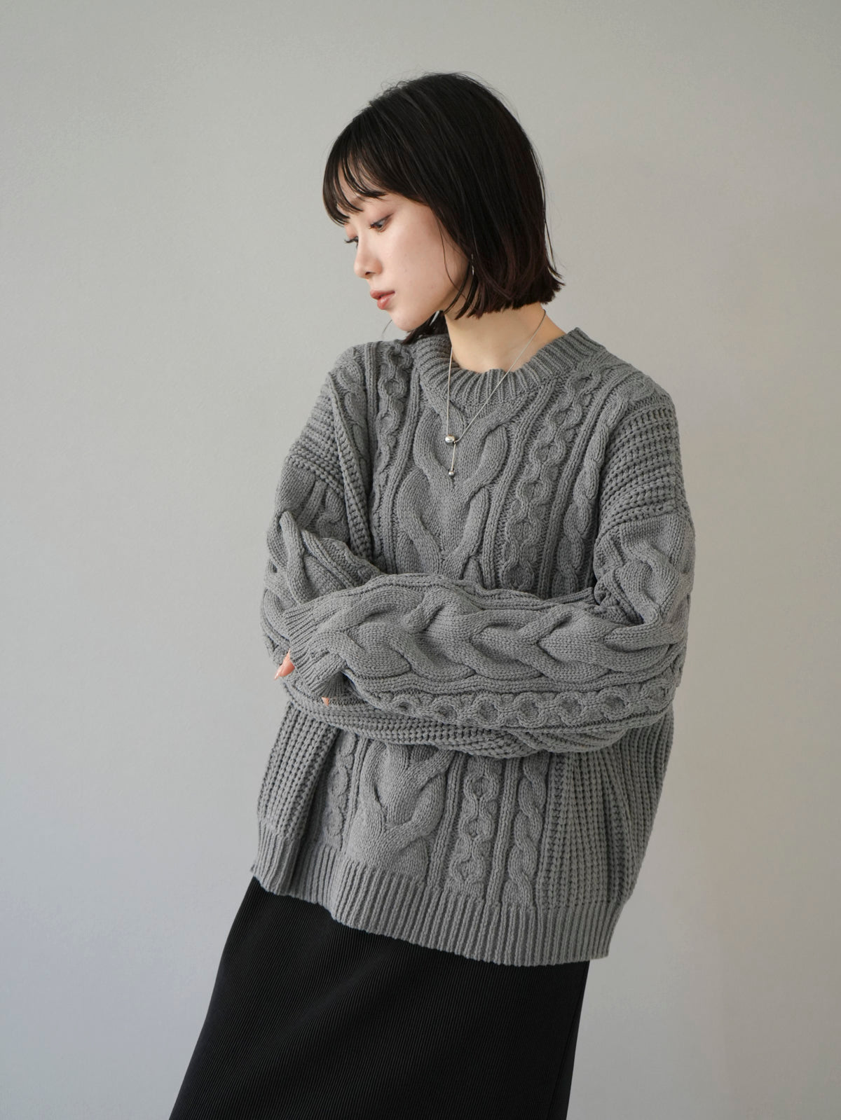 予約]ミックスケーブルポリエステルニットプルオーバー/グレー – Lumier