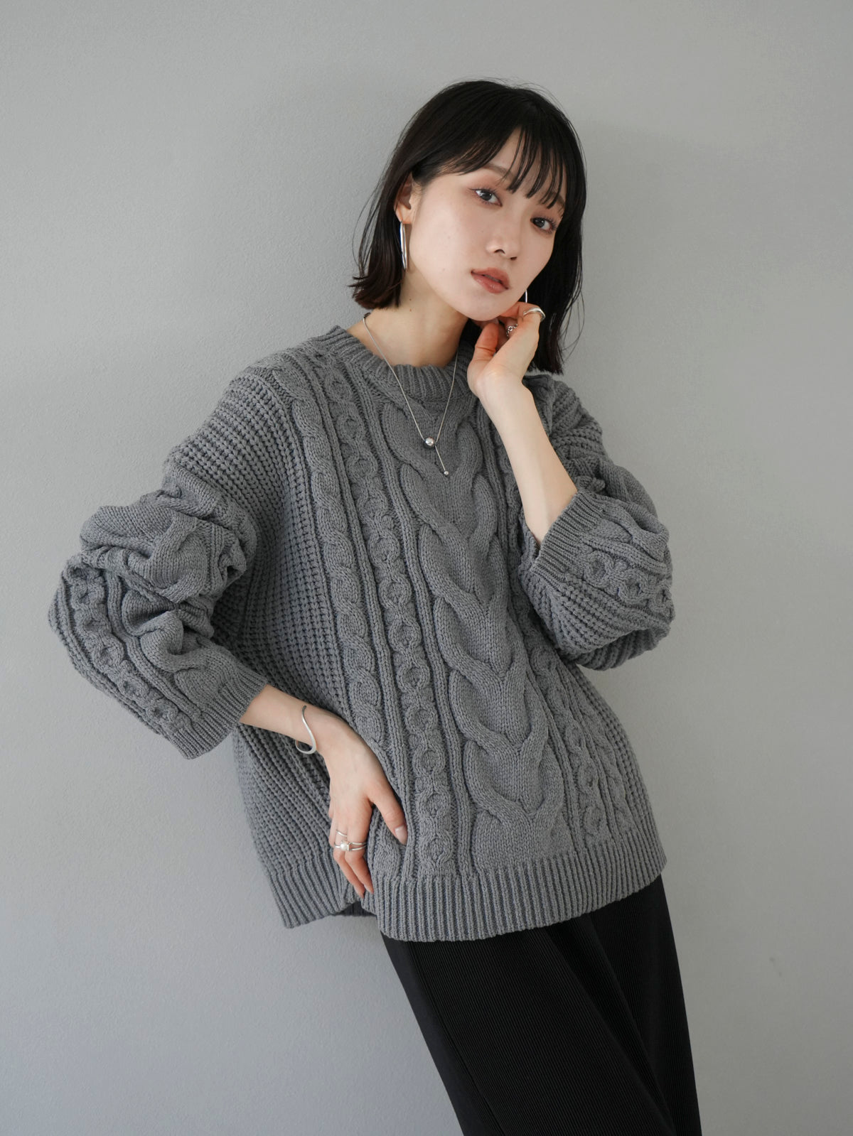 予約]ミックスケーブルポリエステルニットプルオーバー/グレー – Lumier