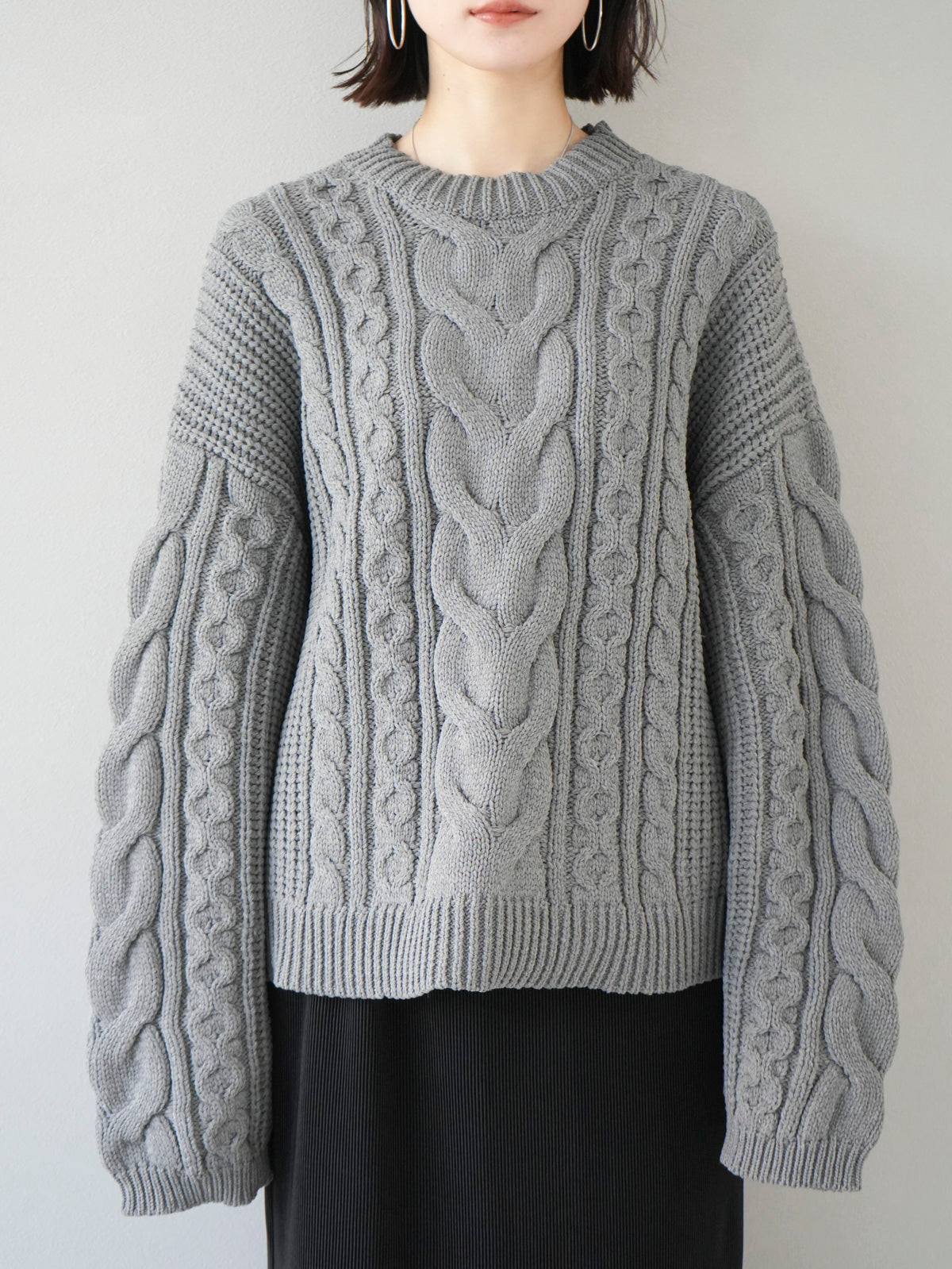 予約]ミックスケーブルポリエステルニットプルオーバー/グレー – Lumier