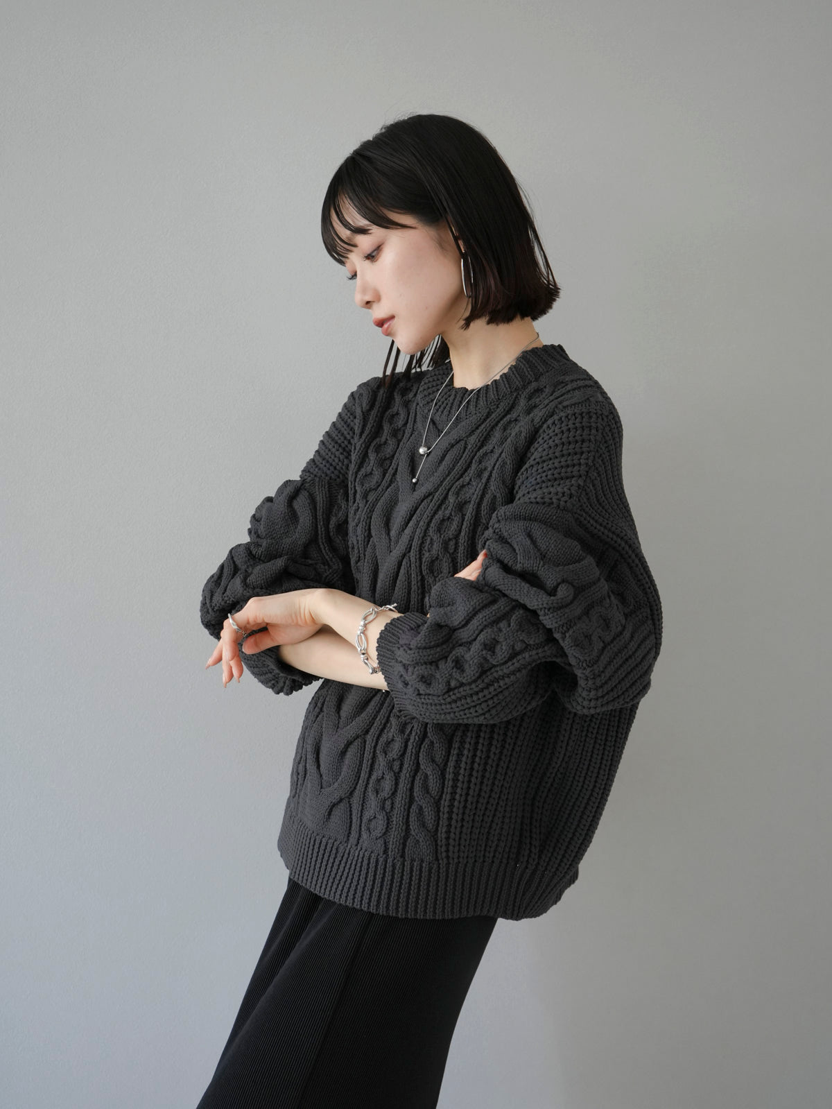 予約]ミックスケーブルポリエステルニットプルオーバー/スモーク